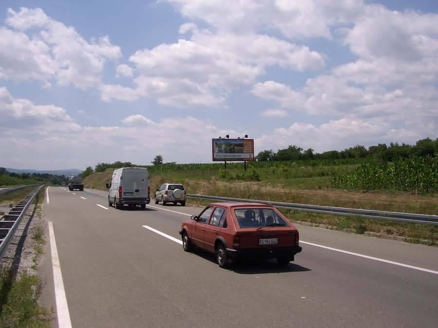 KG ulaz u Kragujevac na 2km ispred kruznog toka sa krstom od Auto puta i Batocine za klijent