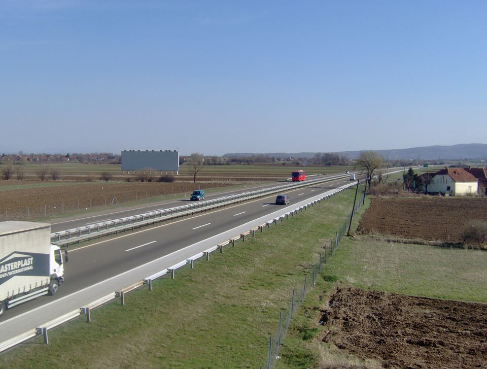 Lokacija Auto put Niš-Beograd kod isključenja za Jagodinu. Veličina 31x10 m